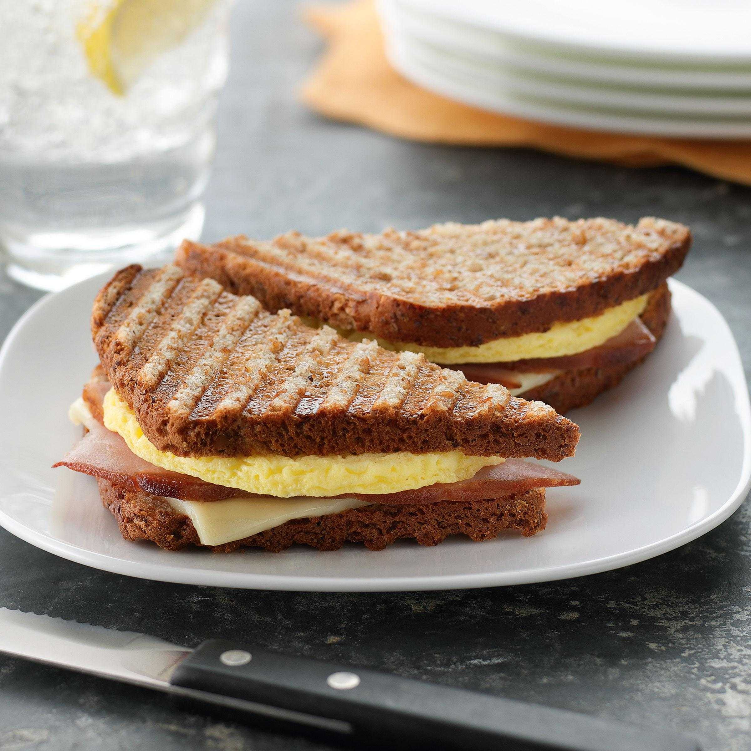 Papetti's® Fully-Cooked 4.5'' Round Scrambled Egg Patties with Slight-to-Medium Browning, 140/3.0 oz